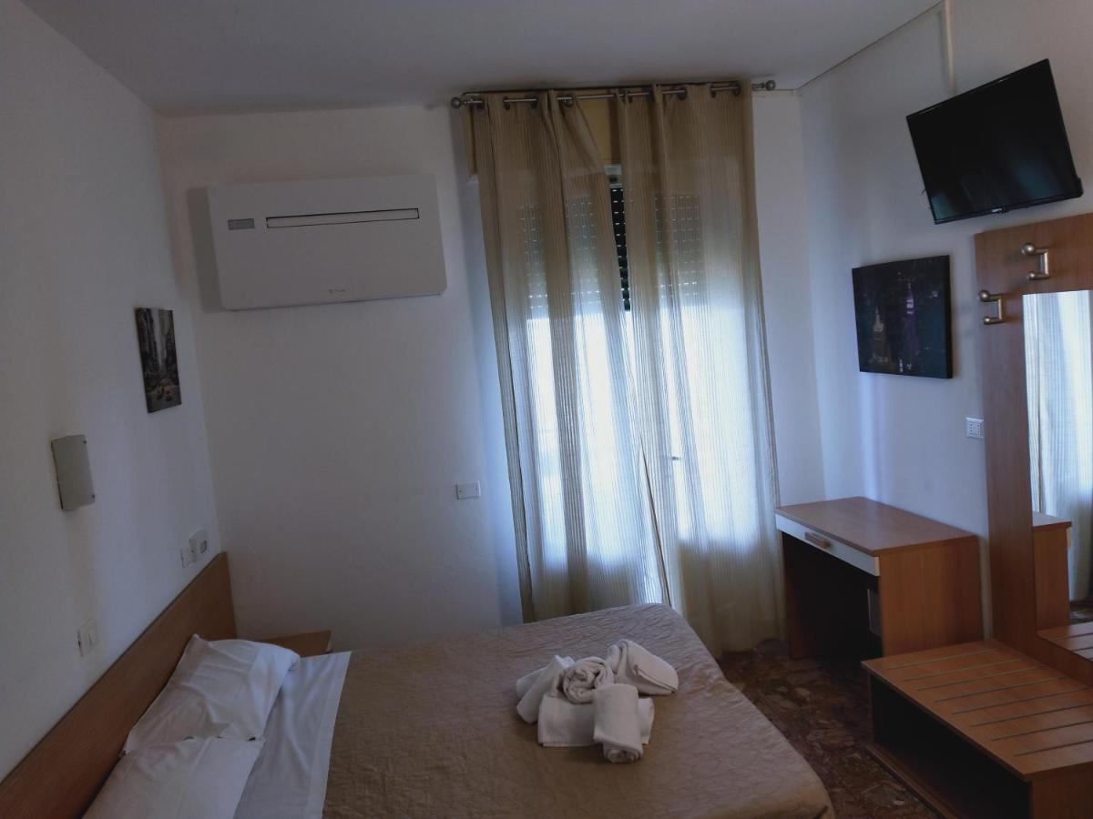Hotel Diana Gardone Riviera Bagian luar foto