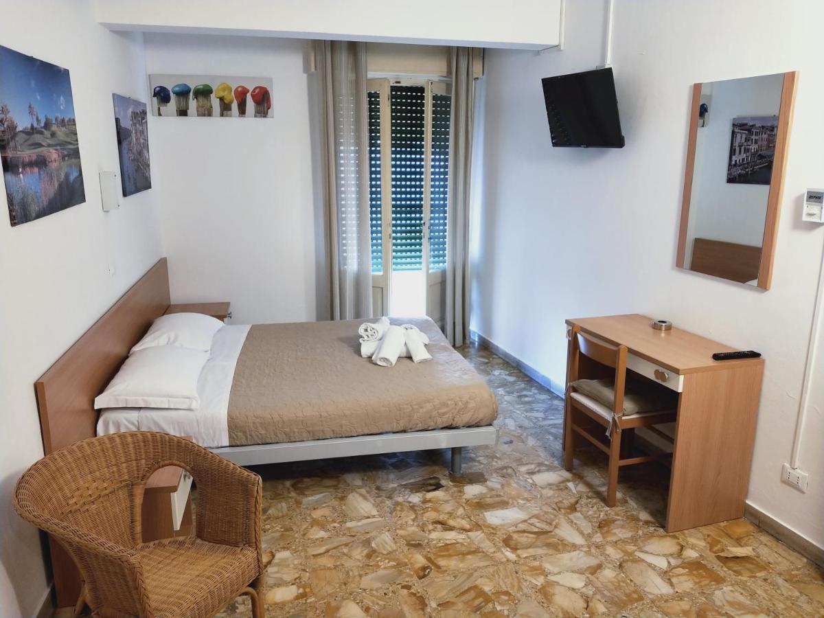 Hotel Diana Gardone Riviera Bagian luar foto