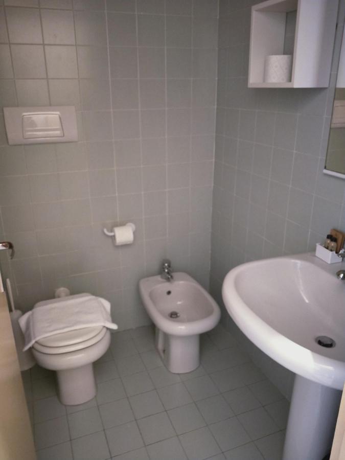 Hotel Diana Gardone Riviera Bagian luar foto