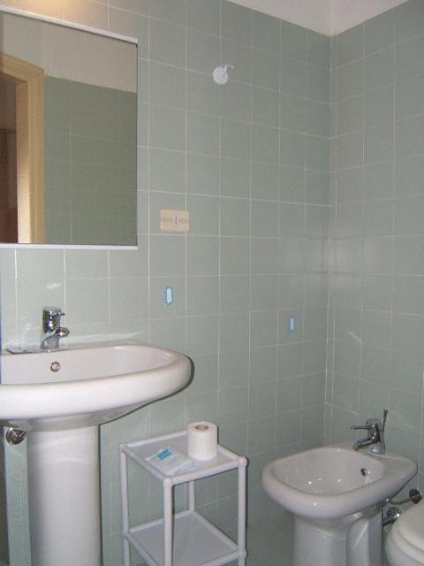 Hotel Diana Gardone Riviera Bagian luar foto