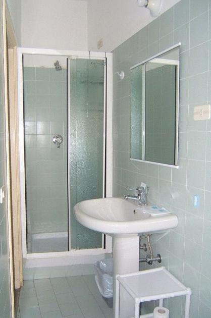 Hotel Diana Gardone Riviera Bagian luar foto