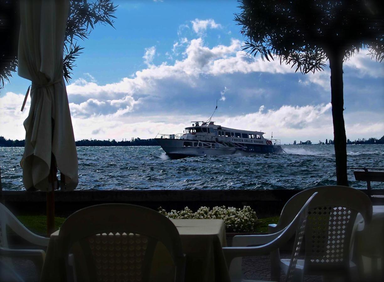 Hotel Diana Gardone Riviera Bagian luar foto