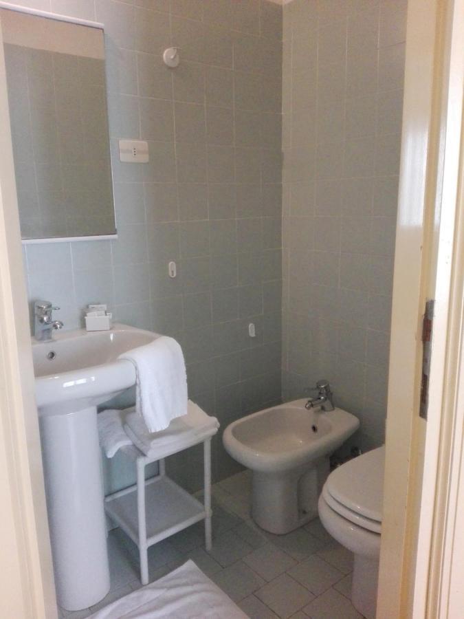 Hotel Diana Gardone Riviera Bagian luar foto
