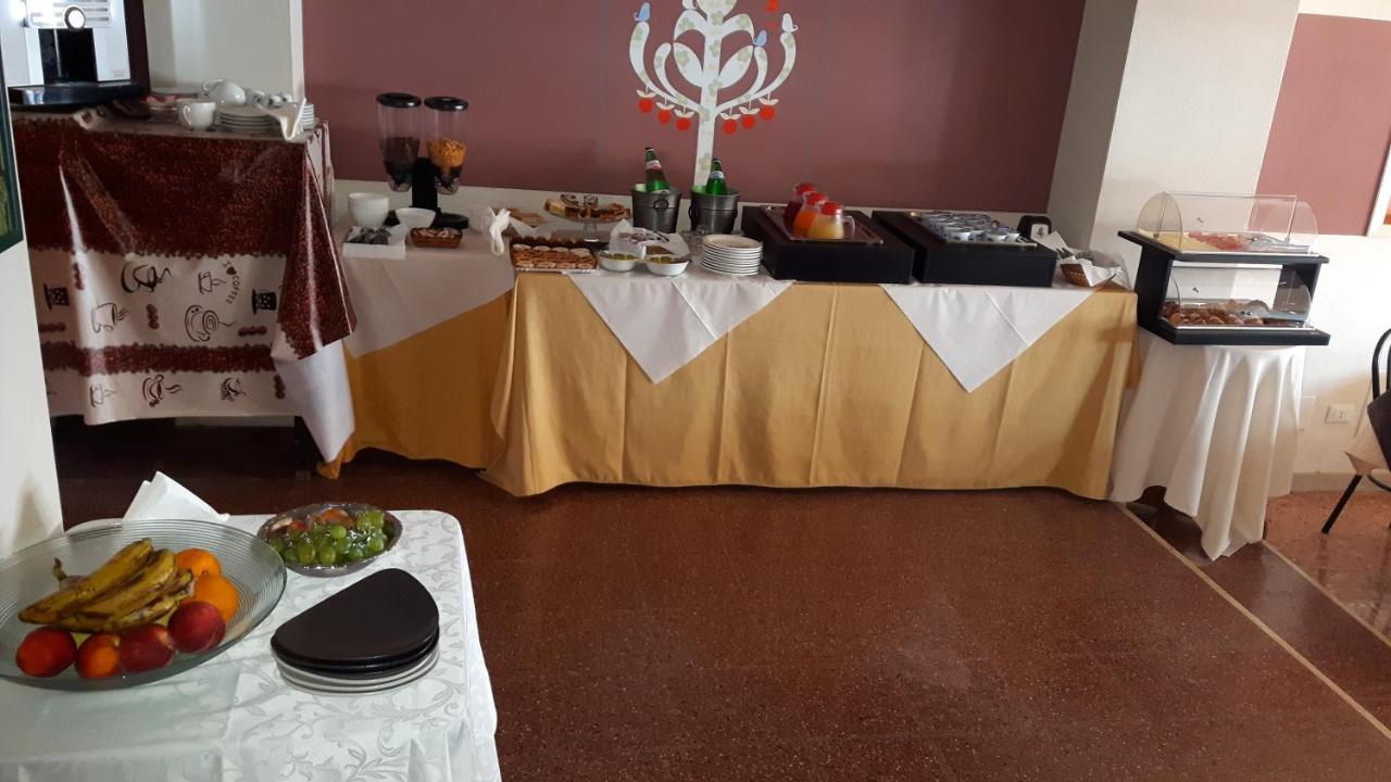 Hotel Diana Gardone Riviera Bagian luar foto