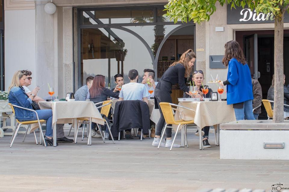 Hotel Diana Gardone Riviera Bagian luar foto