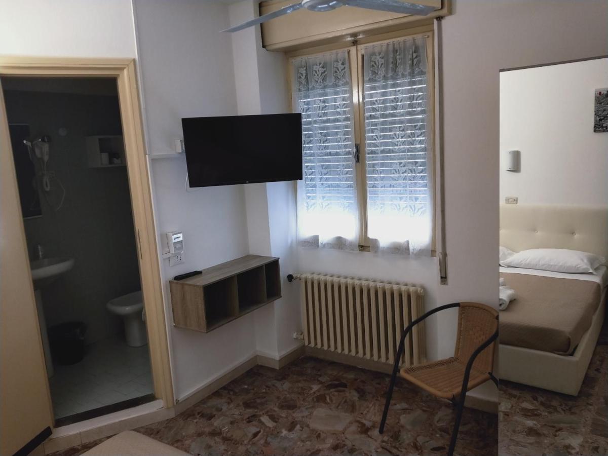 Hotel Diana Gardone Riviera Bagian luar foto