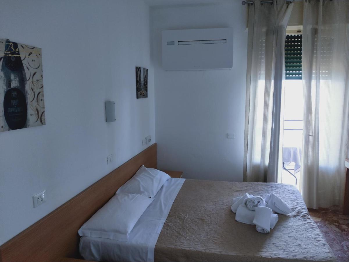 Hotel Diana Gardone Riviera Bagian luar foto