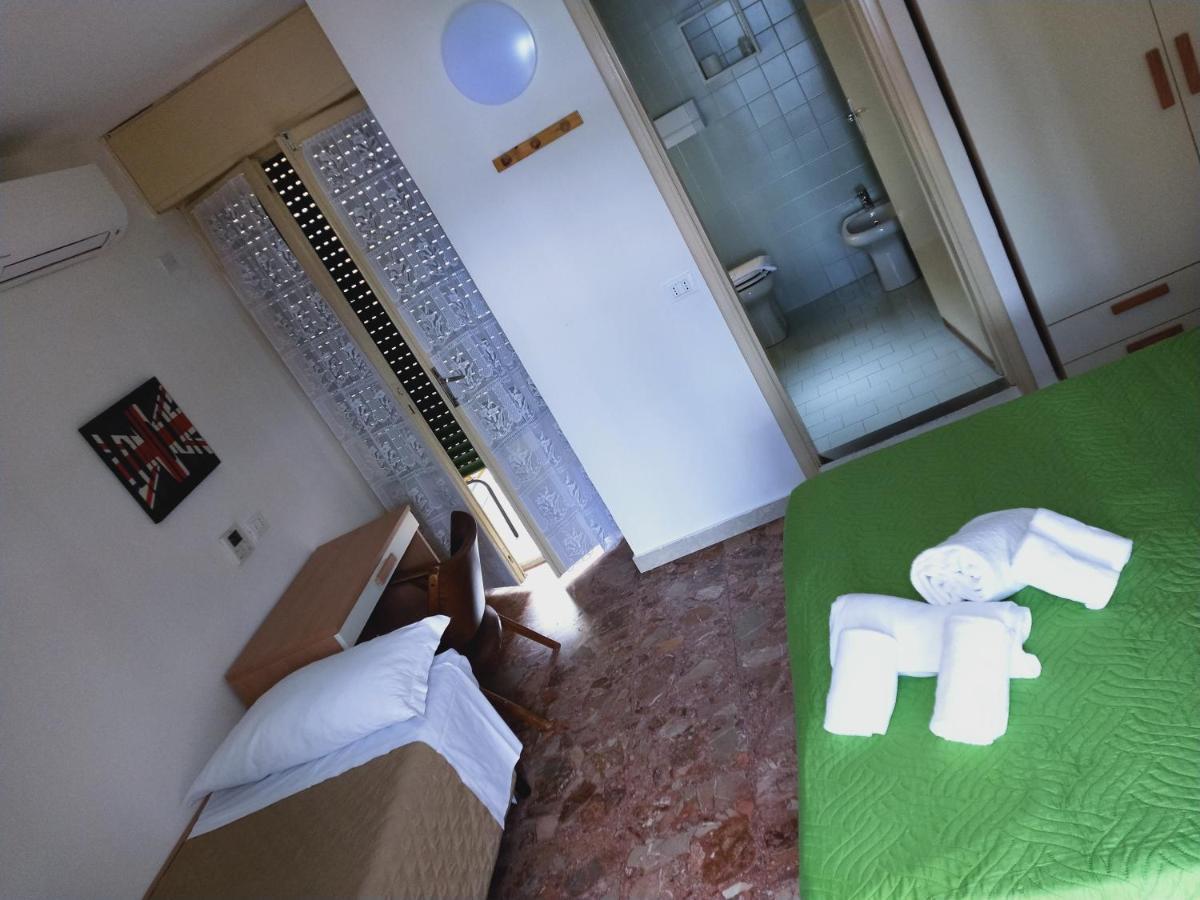 Hotel Diana Gardone Riviera Bagian luar foto