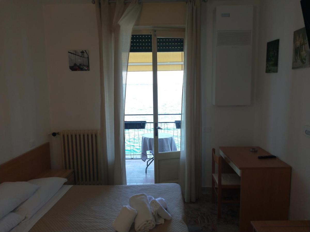 Hotel Diana Gardone Riviera Bagian luar foto