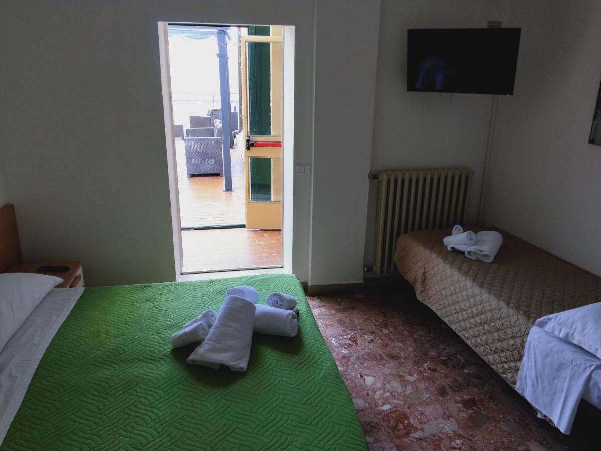 Hotel Diana Gardone Riviera Bagian luar foto